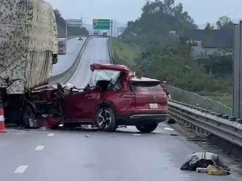 Thanh Hóa: Ô tô va chạm với xe đầu kéo trên cao tốc khiến 4 người thương vong