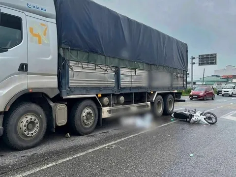 Thương tâm 2 cô gái đi xe máy tử vong tại chỗ sau va chạm với xe tải