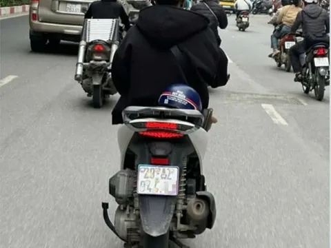 Dán sticker che biển số, nam thanh niên nhận cái kết đắng