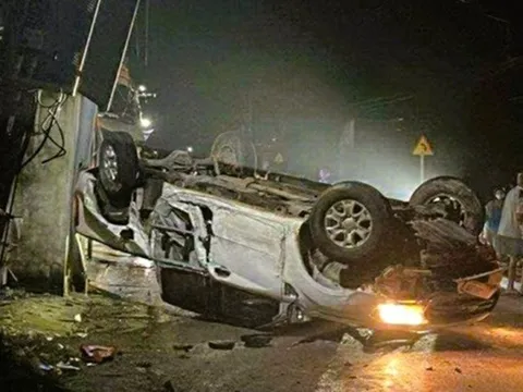 Cú va chạm giữa ô tô bán tải và xe máy khiến 2 vợ chồng giáo viên tử vong thương tâm