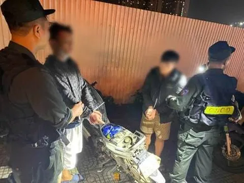 141 Hà Nội phát hiện bí mật dưới yên xe của 2 đối tượng không đội mũ bảo hiểm