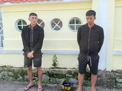 Bí ẩn trong chiếc túi ni lon màu đen của 2 thanh niên đi xe mô tô không rõ BKS