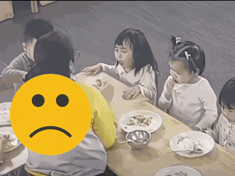 Cô giáo đút cơm thô bạo ở lớp mầm non gây phẫn nộ: Bé muốn ói vẫn bị ép ăn liên tục