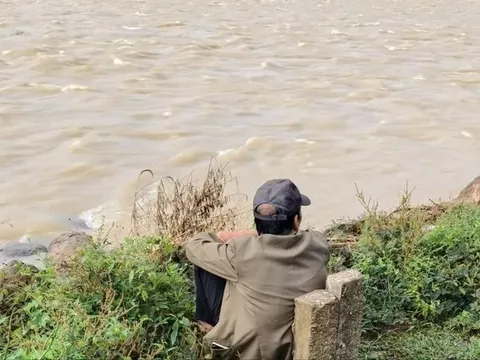 Cả tuần trôi qua vẫn chưa có tung tích gì của con, người cha làm 1 điều khiến ai cũng xót xa