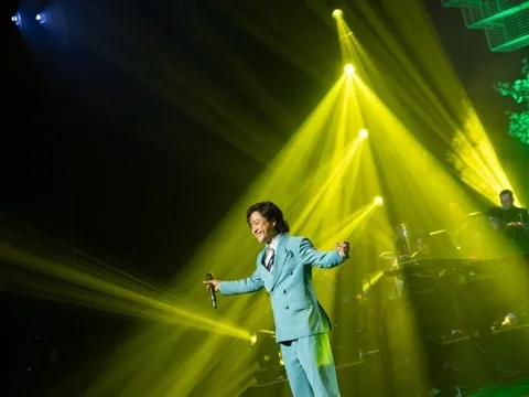 Tuấn Hưng bùi ngùi trên sân khấu khi nói về người mẹ vừa khuất bóng