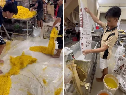 Bắt quả tang nhiều đối tượng đang hòa trộn borax - hàn the, soda, dung dịch silicate để tăng độ mềm dai cho mì sợi