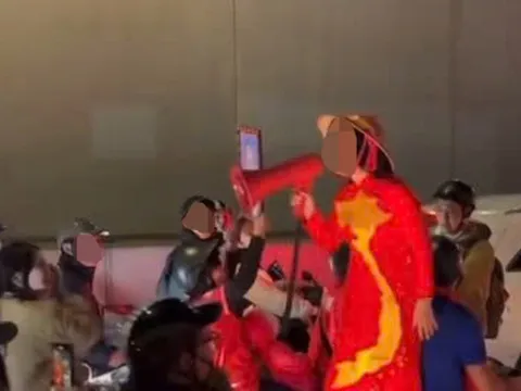 Danh tính người phụ nữ đứng trên yên xe máy, cầm loa hô hào "đi đua" là ai?