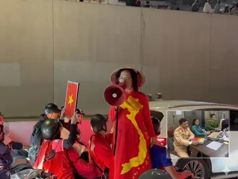 Triệu tập người phụ nữ cầm loa kích động đua xe tại hầm Kim Liên: "Do bộc phát cảm xúc"