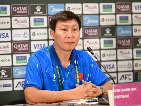 Phản ứng bất ngờ của HLV Kim Sang Sik khi bị hỏi về "lá bài tẩy" Đình Bắc