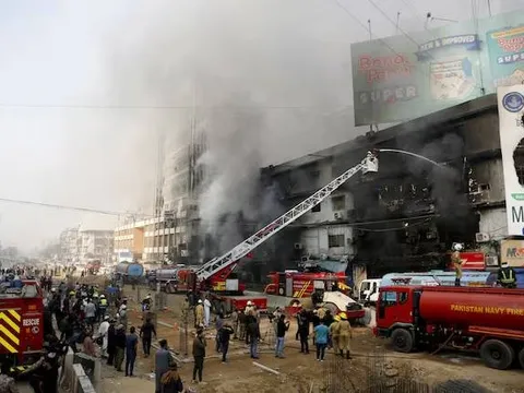 Thảm kịch cháy trung tâm mua sắm: 11 người chết, hơn 60 người mất tích