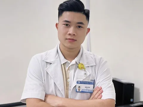 Ông bố cuồng bóng đá đặt tên con là Pê Lê, 30 năm sau thành bác sĩ nổi tiếng