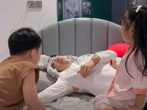 Cặp bố bỉm đẹp trai nhất miền Tây vất vả sang Thái thụ tinh, giờ các bé hiếu thảo, lấy tiền lì xì mua áo mới cho ba