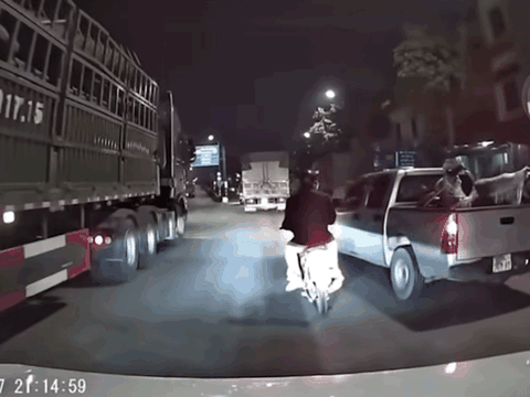 Vụ clip ô tô tạt đầu khiến xe máy chở trẻ em suýt ngã vào gầm xe tải: Danh tính tài xế