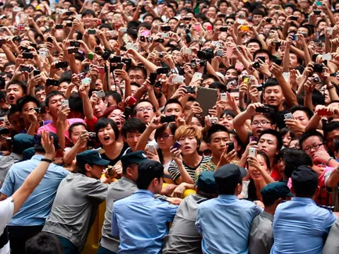 Nam ca sĩ bị fan cuồng đeo bám, phải cầu cứu cảnh sát là ai?