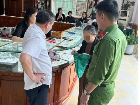 "Giải cứu" kịp thời cụ bà 70 tuổi mang bán 19 chỉ vàng để “chứng minh tài sản sạch” với công an online