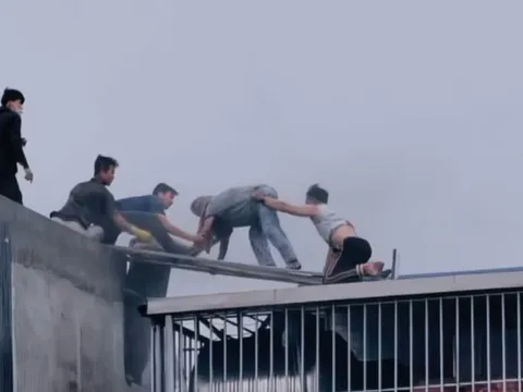 2 người hùng phá mái tôn cứu người trong vụ cháy nhà 7 tầng ở Hà Nội: "Cứu được mọi người rồi mới dám thở”