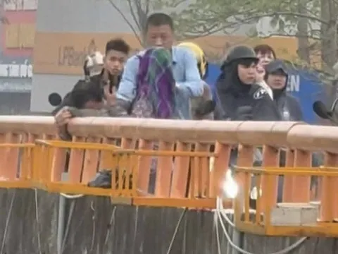 Khoảnh khắc nghẹt thở trên cầu Sặt: Đại úy công an kịp thời ngăn người đàn ông nhảy cầu