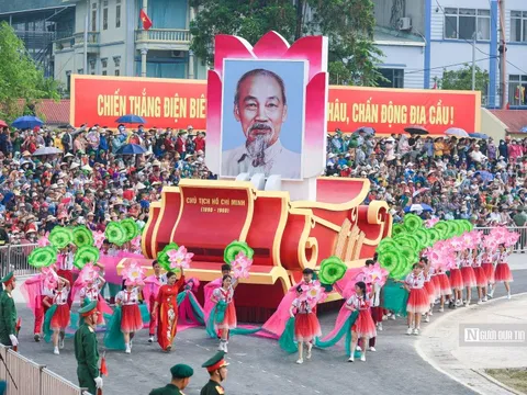 Ngắm dàn trực thăng trình diễn trên bầu trời Điện Biên