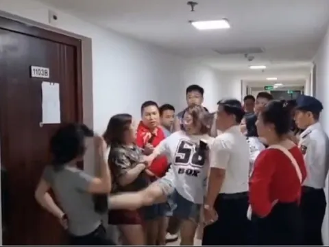 Hà Nội: Công an vào cuộc vụ người phụ nữ đạp chân cư dân tại chung cư