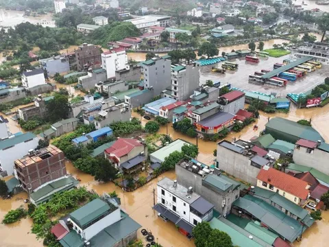 Cảnh sát phá dỡ mái nhà giải cứu người dân trong mưa lũ ở Hà Giang