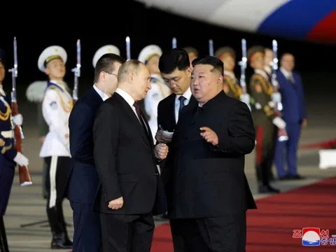 Chủ tịch Triều Tiên Kim Jong-un đón Tổng thống Putin ở sân bay