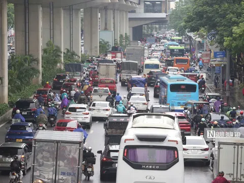 Hà Nội ngập úng khiến giao thông ùn tắc kéo dài