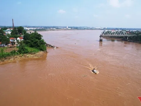 Vụ sập cầu Phong Châu (Phú Thọ): “Quần thảo” trên sông tìm tung tích nạn nhân