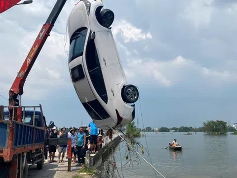 Hà Nội: Vợ chồng nghề chài cứu 2 người trong ô tô bị lũ cuốn giữa đêm