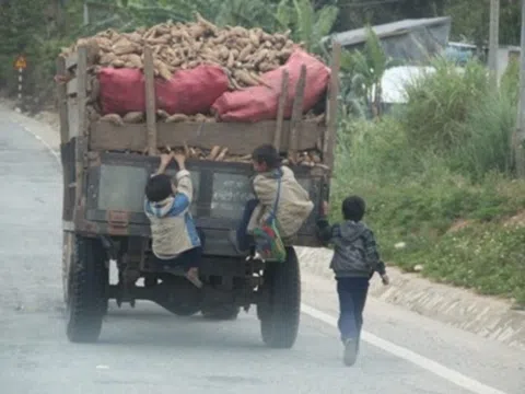 Đu bám vào phương tiện giao thông đang chạy bị xử phạt bao nhiêu tiền?