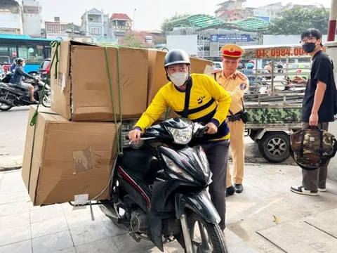 Quy định về chở người, hàng hóa trên xe máy từ 1/1/2025, biết kẻo bị phạt