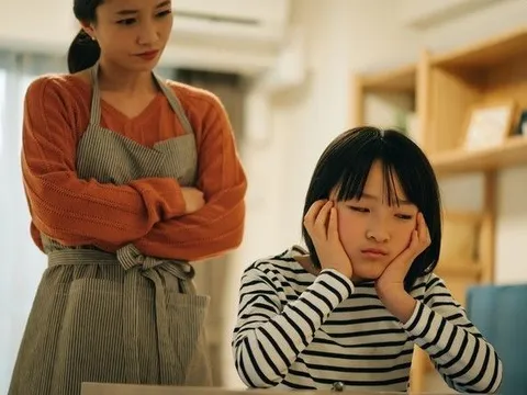 Nửa đêm nghe tiếng động trong bếp, tôi vội đi kiểm tra thì bật khóc khi nhìn thấy hành động của con gái