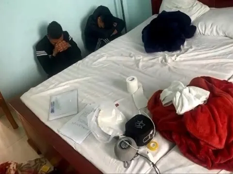 Hà Nội: Phát hiện nhóm nam nữ tổ chức “bay lắc” trong nhà nghỉ