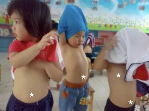 Đến trường đón con, mẹ bỉm vô tình thấy cảnh tượng trong nhà vệ sinh liền đòi kiện hiệu trưởng