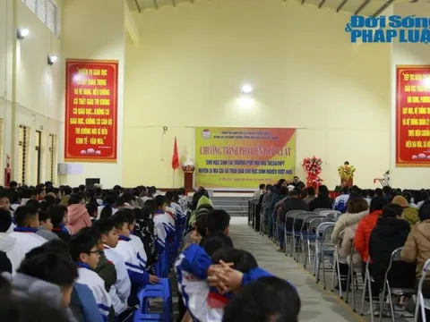 Hội Luật gia Việt Nam trao quà cho đồng bào và các em nhỏ vùng cao