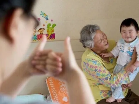 Con trai ngủ li bì, mẹ tưởng bảo mẫu cho uống thuốc ngủ, nhưng kiểm tra camera liền sợ xanh mặt