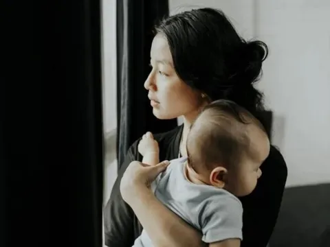 Mẹ chồng bỗng cho tôi 2 cây vàng, sau khi nghe em dâu nói mỗi tháng chi 10 triệu/tháng thuê bảo mẫu chăm con