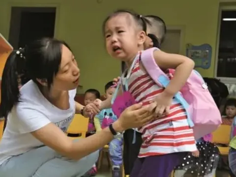 Vụ “Bé mẫu giáo tan học 3 ngày không thấy bố mẹ đến đón, cô giáo mở cặp sách thì ngỡ ngàng” gây tranh cãi