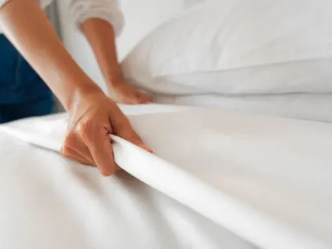 Dọn nhà bỗng phát hiện ga giường phòng con có vết bẩn lạ, tôi bật khóc ân hận khi biết sự thật phía sau