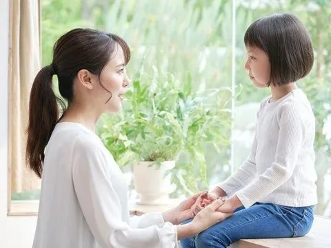 Sau chuyến đi công tác, tôi giật mình khi con gái nói tối nào bố cũng ngắm hình các cô gái xinh đẹp