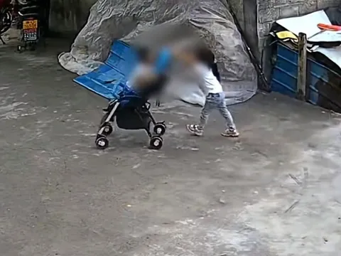 Camera ghi lại cảnh cặp chị em đang chơi trước sân nhà, vài giây sau sự cố xảy ra khiến cõi mạng thất kinh