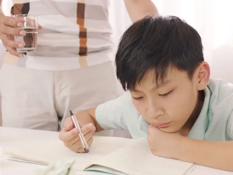 Tăng ca về nhà muộn, vừa đến cửa tôi bàng hoàng thấy cảnh chồng bế bảo mẫu