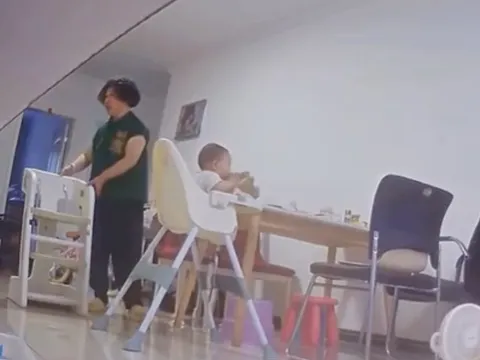 Con 1 tuổi ở nhà với mẹ và bà nội, camera ghi lại cảnh tượng kinh hoàng trong nhà bếp khiến nhiều người xót xa