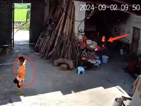 Bé trai đang chơi trong nhà thì hét lớn vì tay bốc lửa, phản ứng của bà nội làm ai cũng phẫn nộ