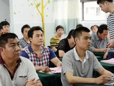 Đi họp phụ huynh đầu năm cho con về, chồng vào phòng khoá cửa suốt 1 ngày, biết nguyên nhân tôi đau khổ