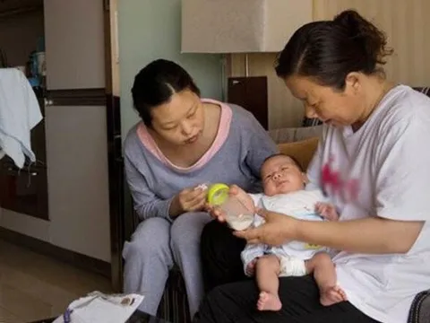 Mẹ chồng tố bảo mẫu làm hại con, biết sự thật tôi tăng lương cho cô ấy, bảo mẹ về quê