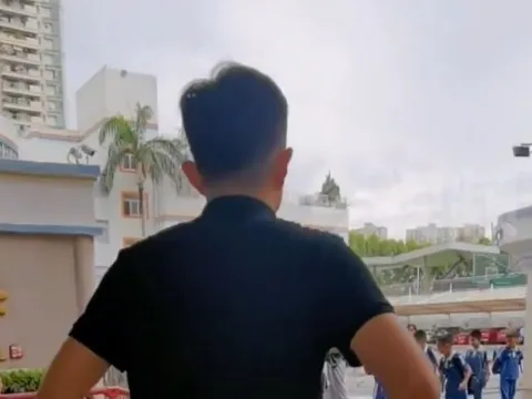 Con trai bị bắt nạt, bố đến trường nói chuyện với bạn học của con, nào ngờ bị cảnh sát bắt giam 10 ngày