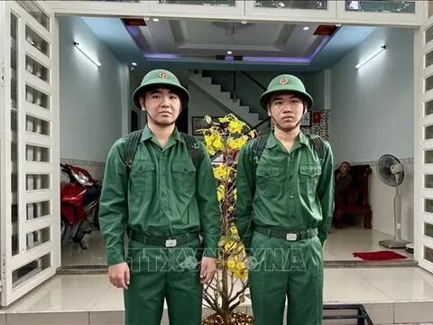 Nhiều cặp song sinh, anh em trong gia đình cùng lên đường nhập ngũ
