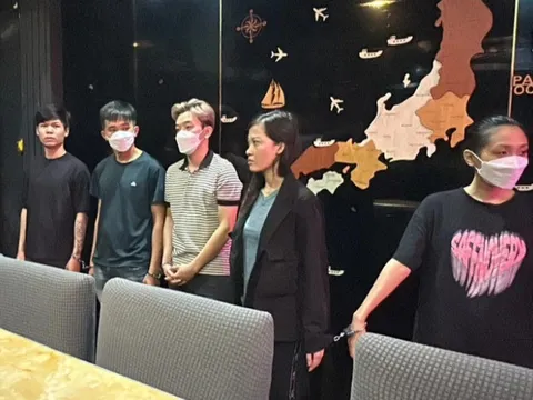 Vụ lột đồ, hành hung khách để đòi tiền: Bà chủ nhà hàng và nhân viên bị truy tố tội danh nào?