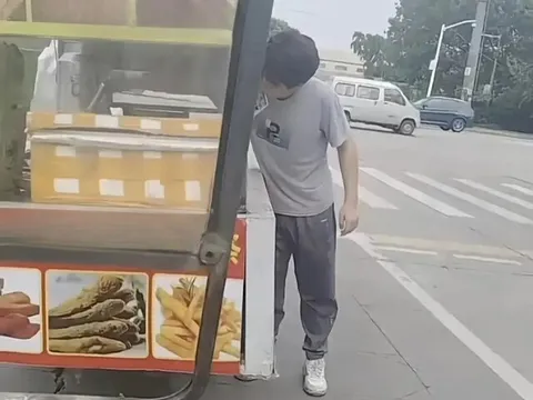 Con lười học bị mẹ phạt đi bán hàng rong, nào ngờ buôn bán thuận lợi, kiếm luôn 34 triệu đồng trong 10 ngày