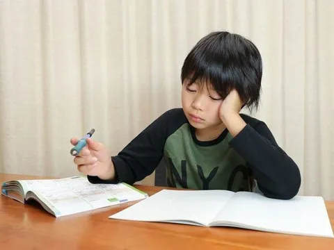 Cứ đến 8 giờ tối ngồi học là con lại chỉ tay ra cửa sổ bảo “có người”, mẹ trẻ run rẩy vì nhìn mãi không thấy ai